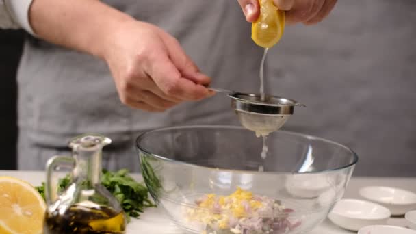 近距离观察人挤压柠檬汁在碗与沙拉 — 图库视频影像