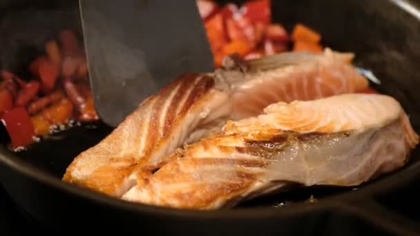 近距离观察鱼在平底锅中煎炸蔬菜 — 图库视频影像
