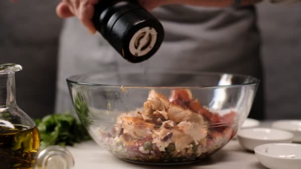 Vista Próxima Chef Masculino Adicionando Especiarias Salada Peixe — Vídeo de Stock