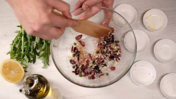 Vue Rapprochée Chef Mélangeant Les Ingrédients Salade Sur Bol Verre — Video