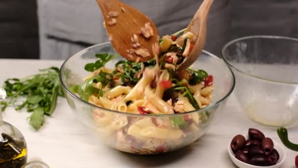 Vista Próxima Homem Cozinhar Salada Quente Com Penne Macarrão Salmão — Vídeo de Stock