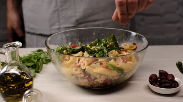 Vista Próxima Homem Cozinhar Salada Quente Com Penne Macarrão Salmão — Vídeo de Stock