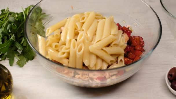 Vista Próxima Homem Cozinhar Salada Quente Com Penne Macarrão Salmão — Vídeo de Stock