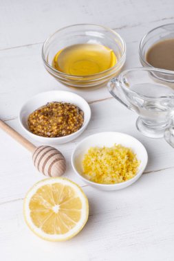 Beyaz ahşap arka plan üzerinde sos için hazırlanan malzemelerin toplanması  