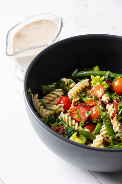 Vista Cerca Ensalada Caliente Fresca Con Verduras Hierbas Pasta — Foto de Stock