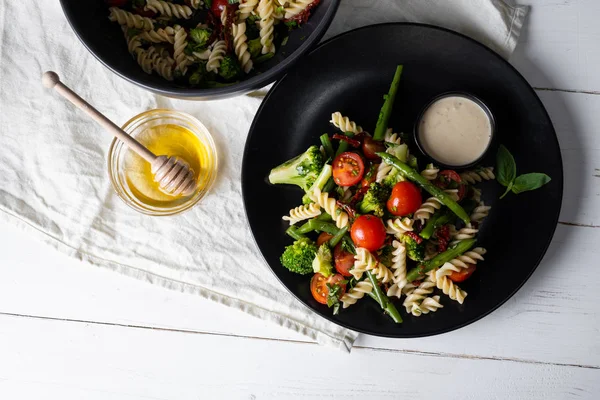 Schaal Plaat Vol Warme Salade Met Pasta Groenten Witte Houten — Gratis stockfoto