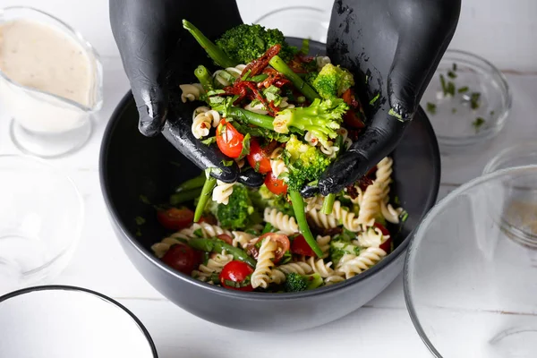 Blízký Pohled Mužského Šéfkuchaře Míchání Teplého Salátu Těstovinami Zeleninou — Stock fotografie