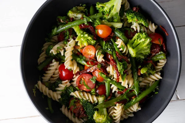 Ensalada Caliente Con Pasta Verduras Servidas Con Salsa Blanca Cremosa — Foto de Stock