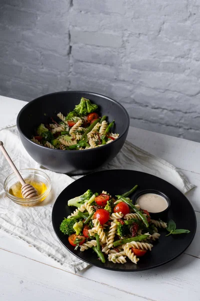 Mangkuk Dan Piring Penuh Salad Hangat Dengan Pasta Dan Sayuran — Stok Foto