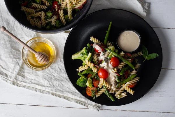 Cuenco Plato Lleno Ensalada Caliente Con Pasta Verduras Sobre Mesa — Foto de Stock