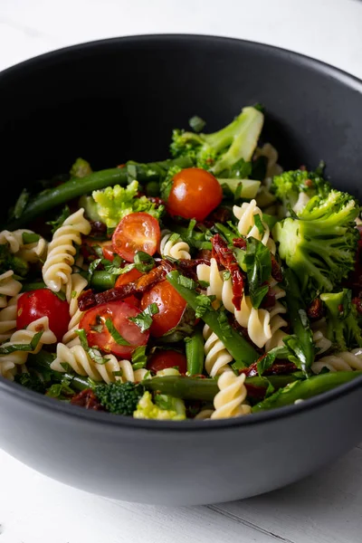 Vista Cerca Ensalada Caliente Fresca Con Verduras Hierbas Pasta — Foto de Stock