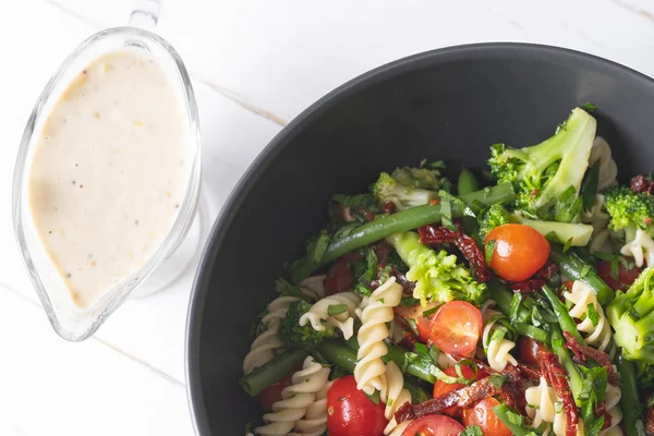 Ensalada Caliente Fresca Con Verduras Hierbas Pasta Tazón Negro Sobre — Foto de Stock