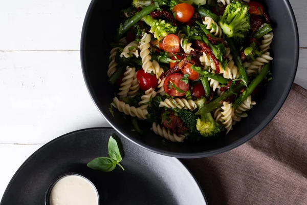 Ensalada Caliente Fresca Con Verduras Hierbas Pasta Tazón Negro Sobre — Foto de Stock