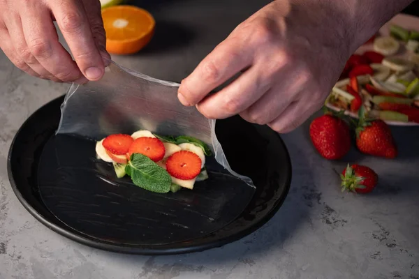 Nära Utsikt Över Manliga Händer Matlagning Fruktig Vårrulle Med Frukter — Stockfoto