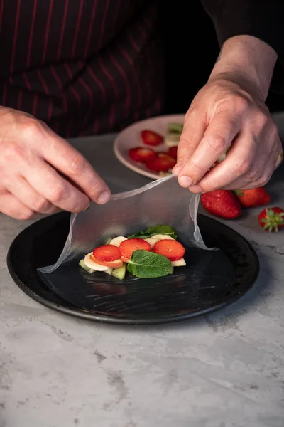 Közeli Kilátás Férfi Kézfőzésre Gyümölcsös Tavaszi Tekercs Gyümölcsök Bogyók — Stock Fotó