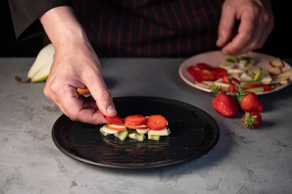 Nära Utsikt Över Manliga Händer Matlagning Fruktig Vårrulle Med Frukter — Stockfoto