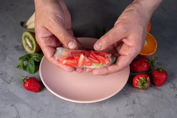 Nahaufnahme Des Menschen Beim Kochen Frischer Fruchtiger Frühlingsrollen Auf Betongrund — kostenloses Stockfoto