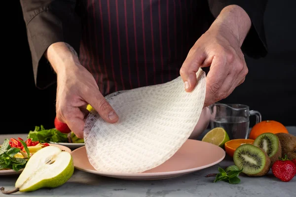 Vista Ravvicinata Dell Uomo Che Prepara Pile Carta Riso Involtini — Foto Stock