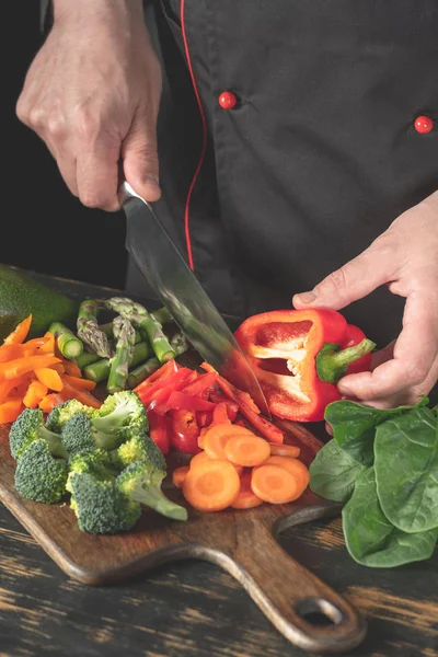 Manliga Händer Hugga Paprika Trä Skärbräda — Stockfoto