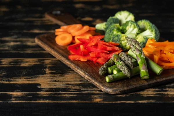 Vista Cercana Verduras Picadas Tablero Madera Oscura — Foto de Stock