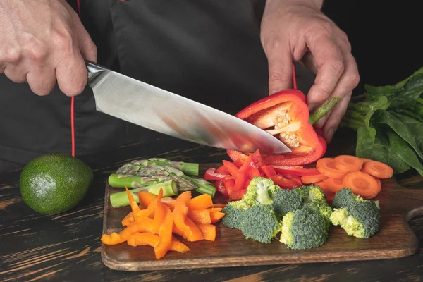 Vista Cercana Del Chef Masculino Rebanando Pimiento Rojo Tabla Cortar — Foto de Stock