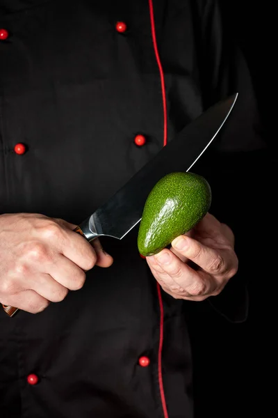 Vista Cercana Del Chef Masculino Cortando Aguacate Verde Las Manos — Foto de Stock