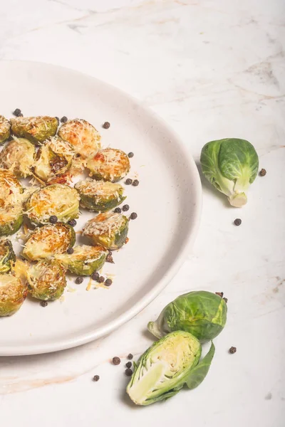 Rostad Brysselkål Med Parmesan Vit Platta Över Träbord Med Färska — Stockfoto