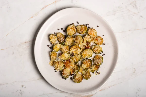 Brotes Bruselas Asados Con Parmesano Plato Blanco — Foto de stock gratuita