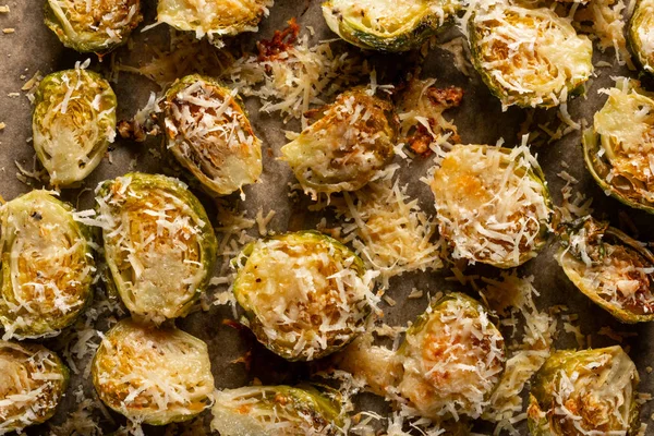 Nära Utsikt Över Nybakade Brysselkål Med Parmesanost Texturerad Bakgrund — Stockfoto