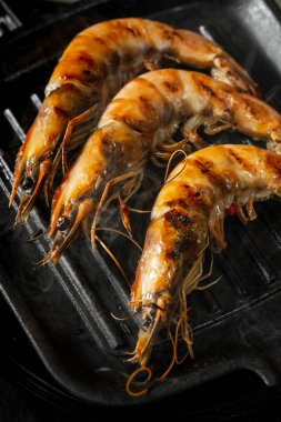 Izgara tavada pişmiş ızgara baharatlı kaplan karides yakın görünümü 