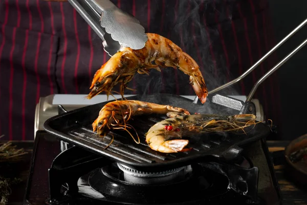 Vue Rapprochée Chef Tenant Des Crevettes Grillées Avec Pinces Cuisine — Photo