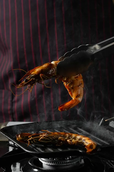 Vue Rapprochée Chef Tenant Des Crevettes Grillées Avec Pinces Cuisine — Photo