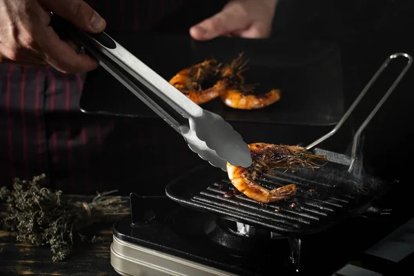 Stäng Bild Kocken Holding Grillade Räkor Med Kök Tång — Stockfoto