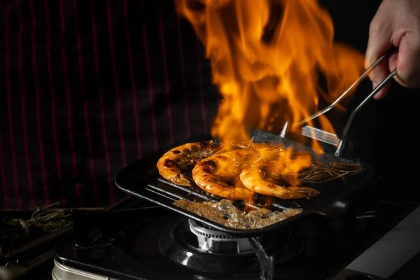Chef Tenant Poêle Griller Avec Des Crevettes Épicées Brûlantes — Photo