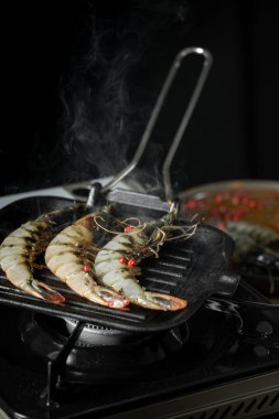 Izgara tavada baharatile çiğ karides yakın görünümü 