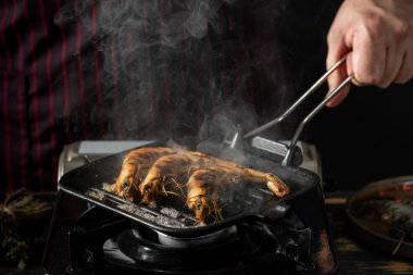 Izgara tavada taze ızgara baharatlı karides yakın görünümü 