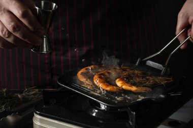 Izgara tavada taze ızgara baharatlı karides yakın görünümü 