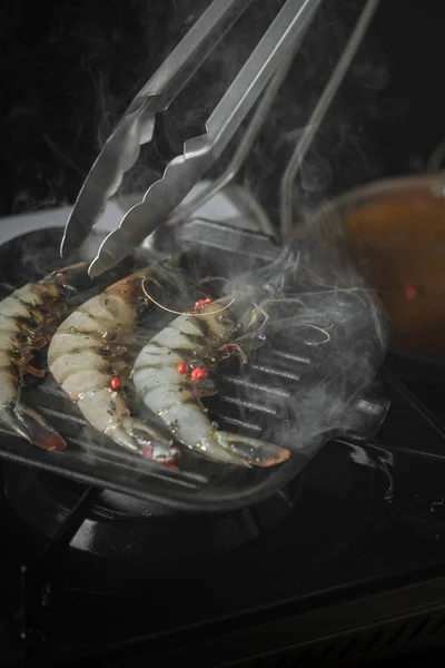 Vue Rapprochée Des Crevettes Crues Avec Des Épices Sur Poêle — Photo