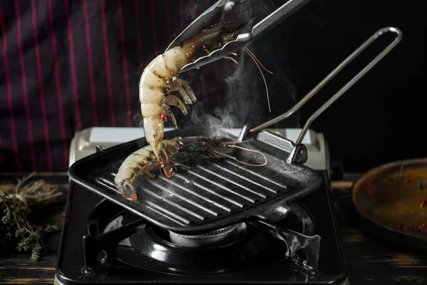 Vue Rapprochée Chef Masculin Grillant Des Crevettes Crues Dans Une — Photo