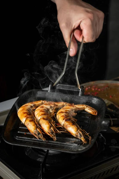 Vue Rapprochée Des Crevettes Épicées Fraîches Grillées Sur Poêle Griller — Photo