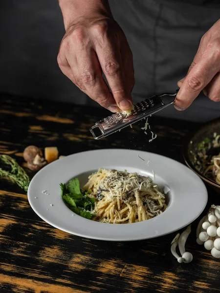 Lägga Parmesanost Till Pasta Med Svampsås — Stockfoto