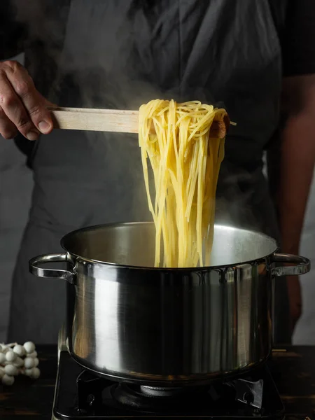 Erkek Şef Yemek Spagetti Makarna Yakın Görünümü — Ücretsiz Stok Fotoğraf