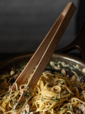 Mantar sos ve parmesan peyniri ile karıştırma makarna yakın görünümü Pan