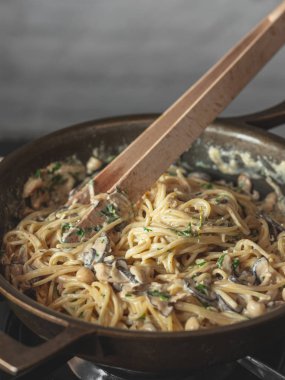 Mantar sos ve parmesan peyniri ile karıştırma makarna yakın görünümü Pan