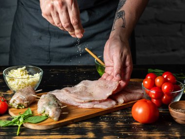 Taze çiğ tavuk göğüsleri pesto sos ve peynir ile doldurulmuş 