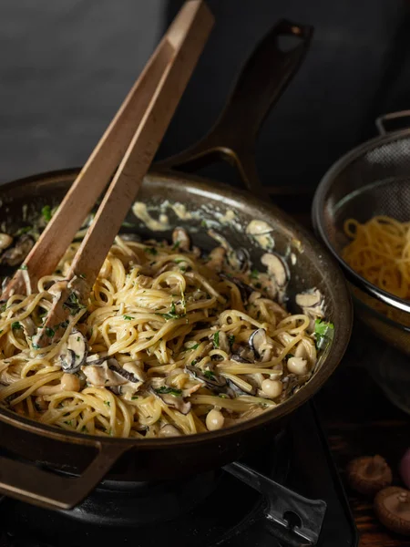 Vista Cercana Mezcla Pasta Con Salsa Champiñones Queso Parmesano Sartén — Foto de stock gratis