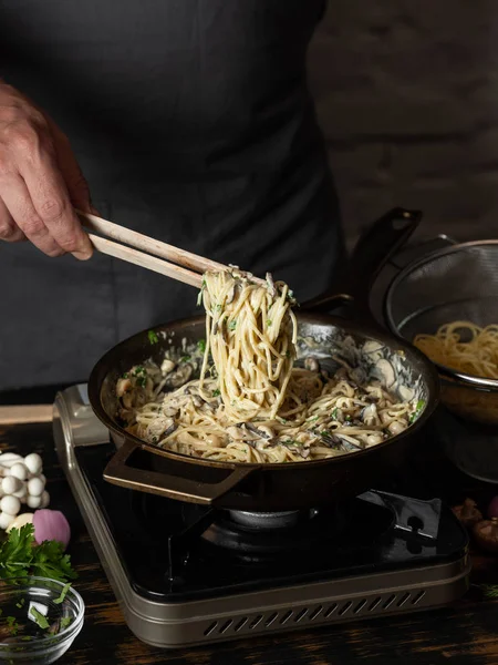 Nära Utsikt Över Pasta Blandning Med Svampsås Och Parmesanost Pannan — Stockfoto