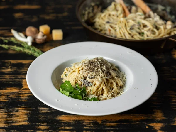 Pastas Italianas Con Salsa Champiñones Con Queso Parmesano — Foto de Stock