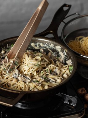 Mantar sos ve parmesan peyniri ile karıştırma makarna yakın görünümü Pan