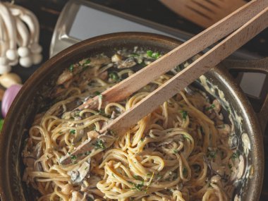 Mantar sos ve parmesan peyniri ile karıştırma makarna yakın görünümü Pan